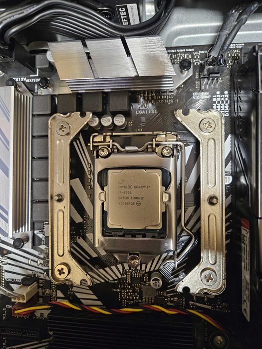 Процесор Intel Core i7 8700