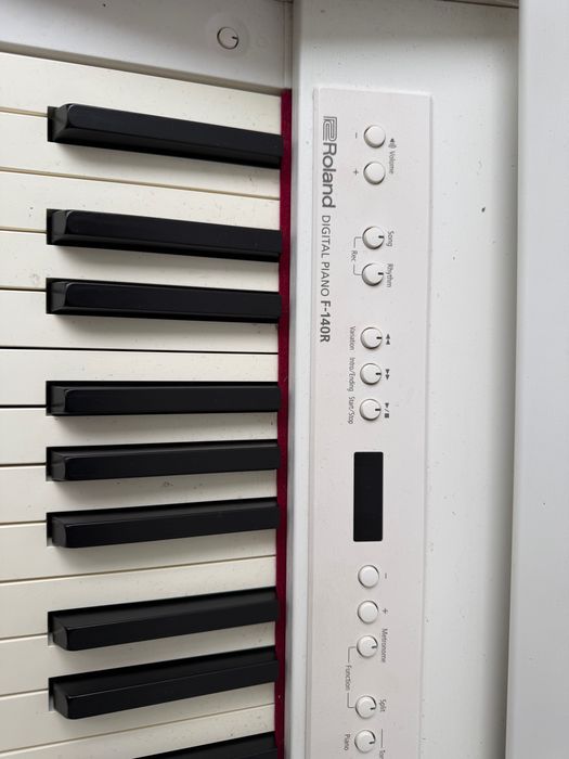 Um piano muito bom estado de uso