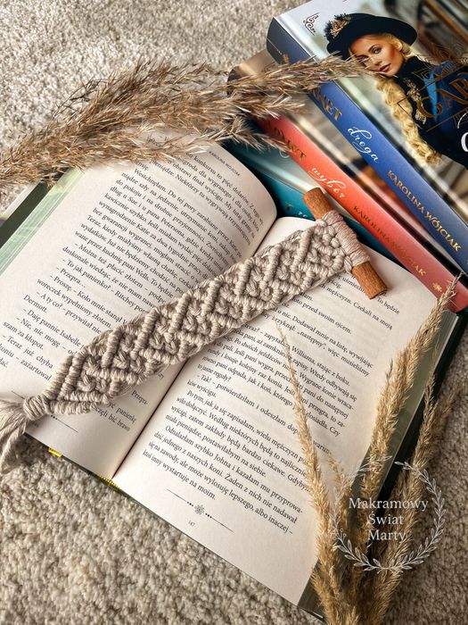 Zakładka do książki z makramy w kształcie serduszek