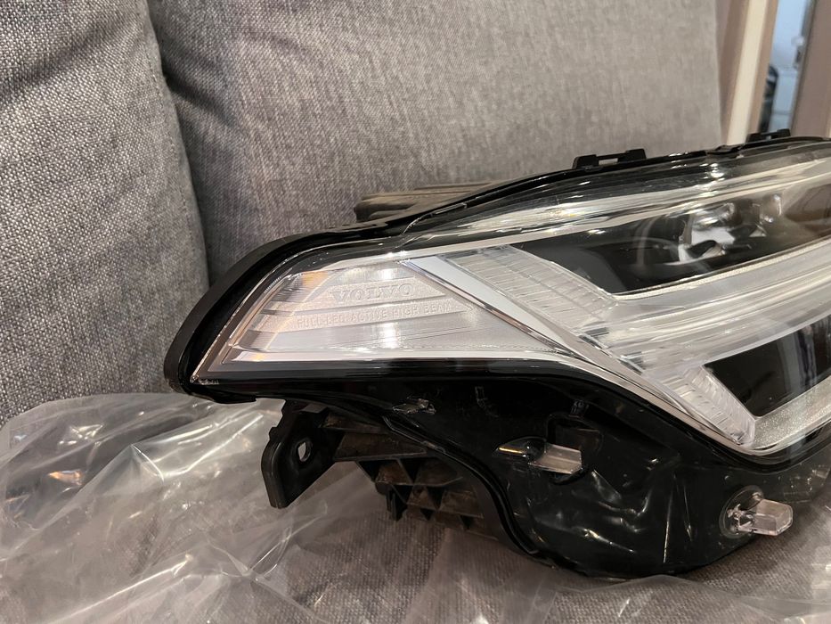 Reflektor przedni PRAWY Volvo XC90 2020 – Full