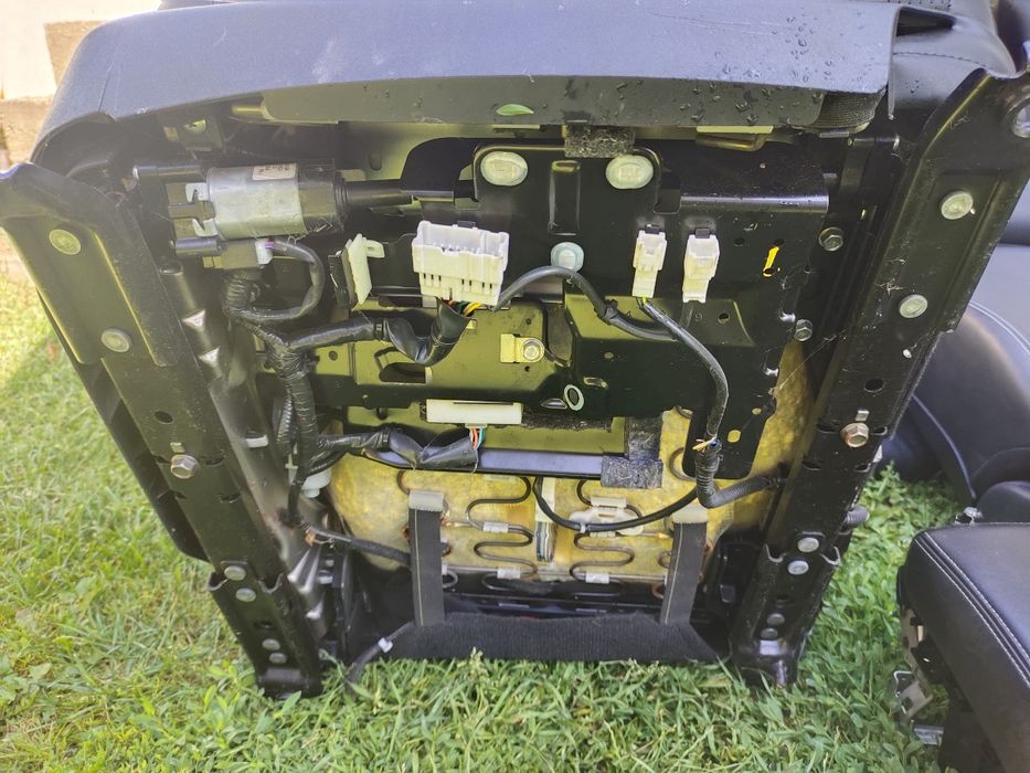 Автосидіння чорна шкіра Infiniti Q50 HYBRID -2014 комплект підлокітник