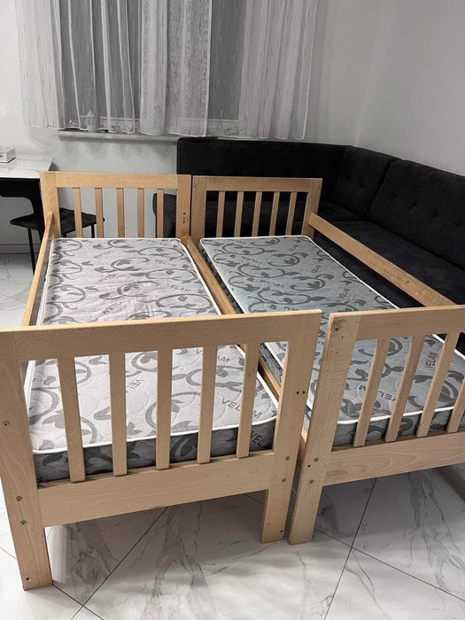 Продається двоярусне ліжко з матрацами .