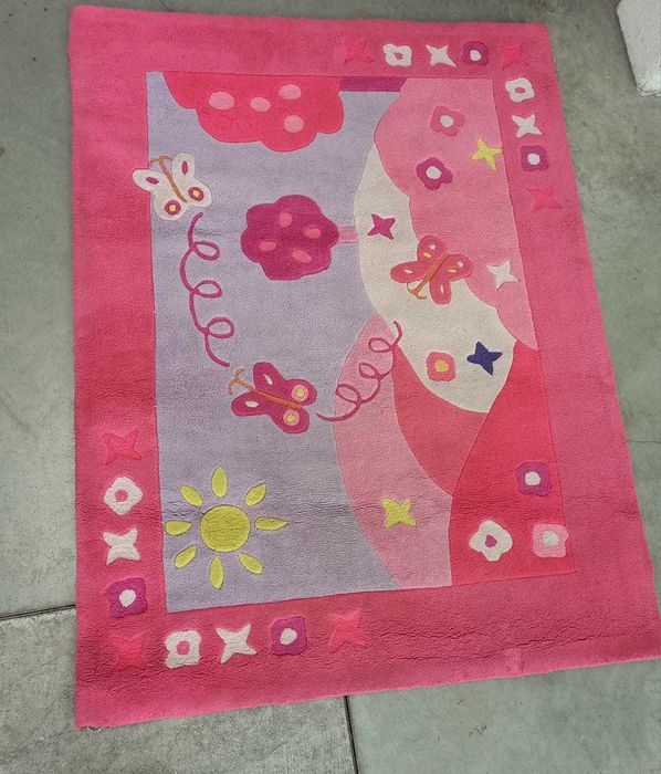 Carpete com motivos infantis, para quarto de menina