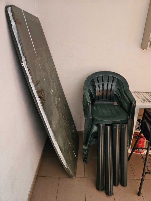 Vendo 5 cadeiras e mesa de plástico (jardim)