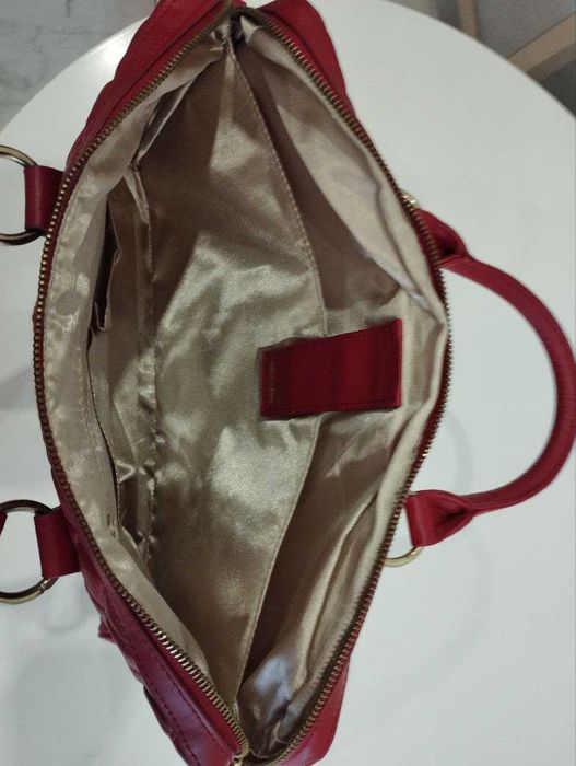 Сумка жіноча. Стан нової. Вміщує ноутбук, планшет, великі підручники.