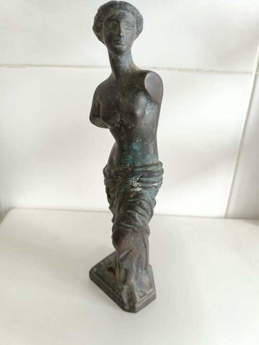 Estatueta em bronze426579546321735681