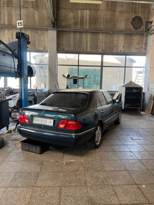 Продам Mercedes-Benz 210 3.2 автомат 320