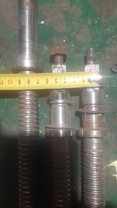 Шпилька з трапецеподібною різьбою