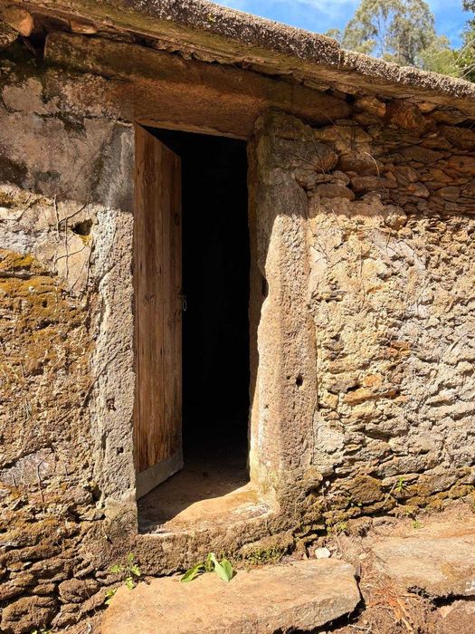 Azenha histórica com charme rústico, inserida em cenário natural único