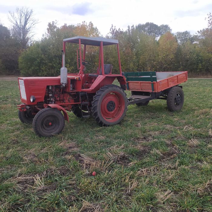 Трактор т25 з причепом та плугом.