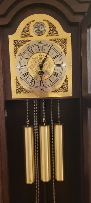 Relógio de pé marca Tempus Fugit