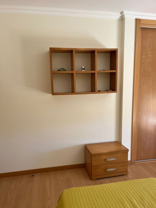 Quarto criança  2 camas + mesa de cabeceira