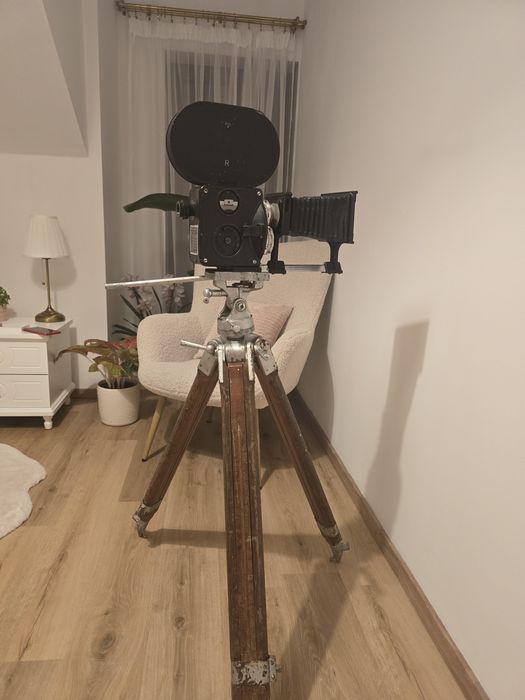 Zabytkowa kamera Panaflex A K 16 niemiecka ze statywem barlebach mulda