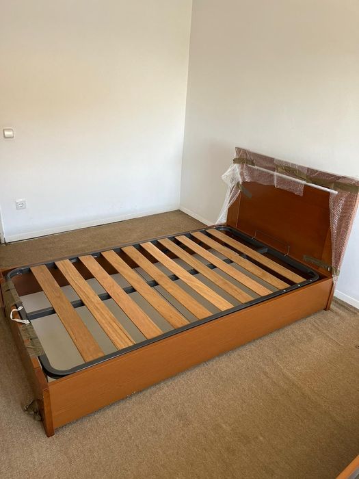 Cama com estrado elevatorio