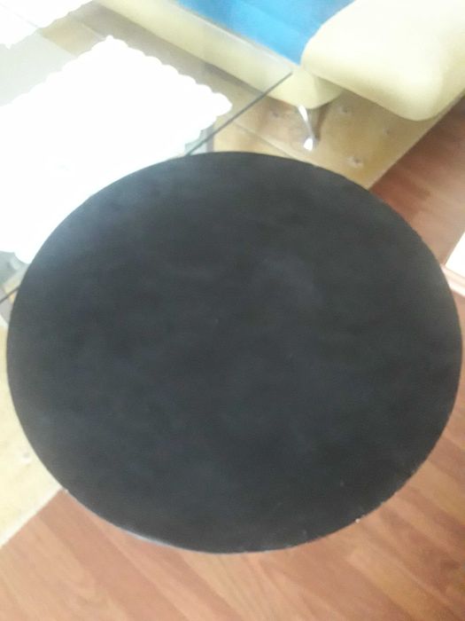Stolik okrągły wys. 55 cm, średnica 55 cm.