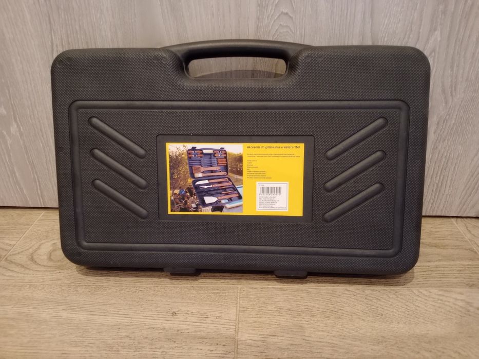 Zestaw akcesoriów do grilla 18 elementów w walizce