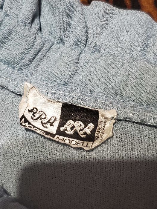 Вінтажна світло-блакитна блузка з рюшами та ґудзиком.