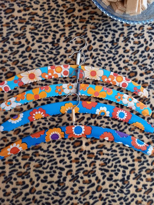 4 wieieszaki na ubrania vintage z lat 70