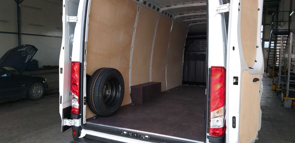 Zabudowa busa Iveco Daily, podłoga boki nadkola - montaż