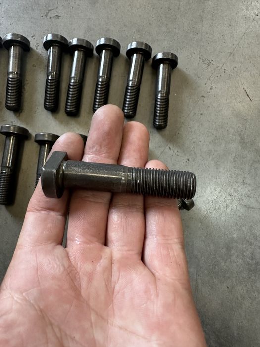 Шпилька задня кріплення колеса спрінтер W906 W907 Sprinter