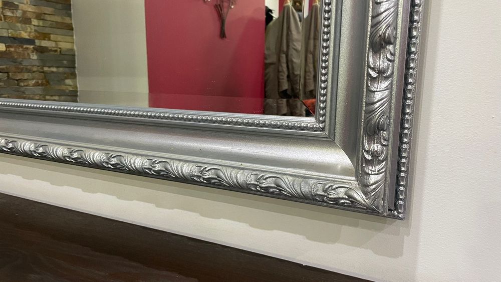 Espelho grande com moldura prateada