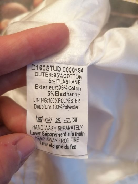 Sukienka biała AX Paris  z dekoracyjnymi guzikami