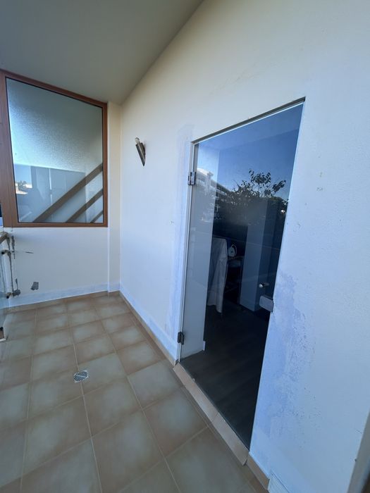 Porta de vidro com fechadura e dobradiças