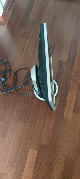 Манитор Samsung рабочий имеет 3 степени свободности при установке.