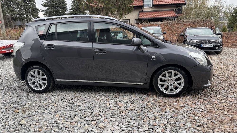 Toyota verso rok 2009 silnik 2.2 diesel stan dobry