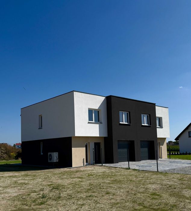 Nowoczesny Dom Bliźniak / Własny Ogród