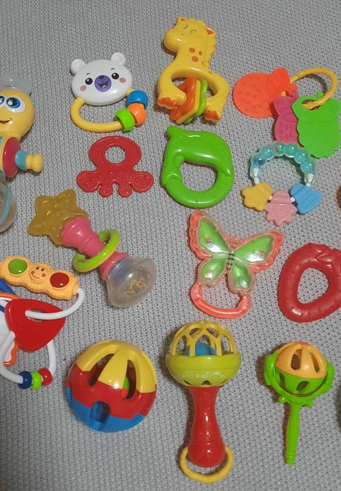 Іграшки: брязкальця, гризунці, мякі іграшки, 23 шт.