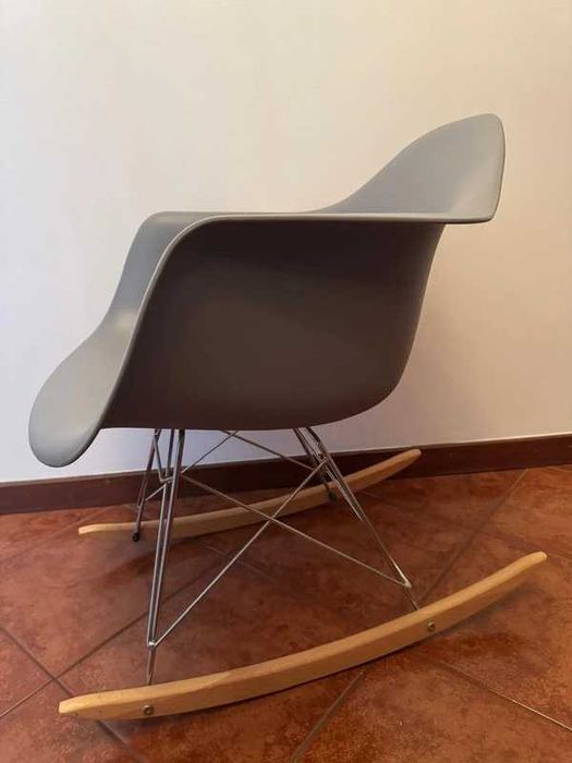 Cadeira de Baloiço Moderna Cinza | Estilo Eames