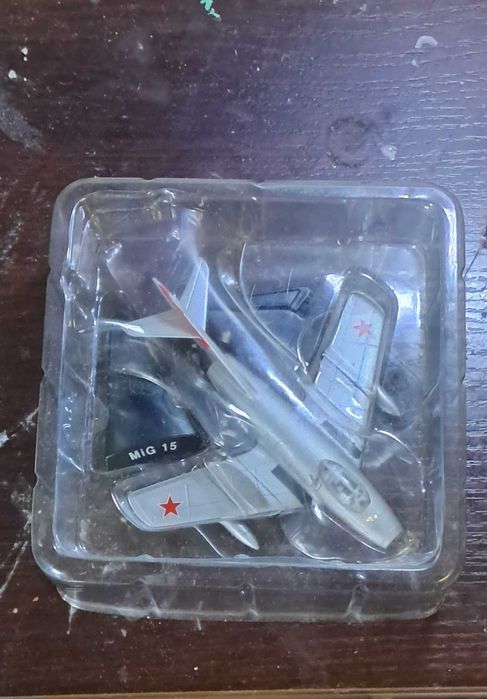 kolekcjonerski model MiG-15 firmy Del Prado w skali 1:102