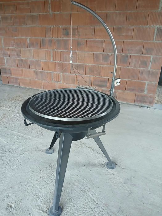 Duzy gril na węgiel