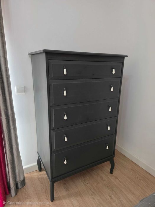 Mesinhas de cabeceira verde e cómoda alta