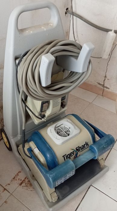 Robot limpeza piscina tiger shark