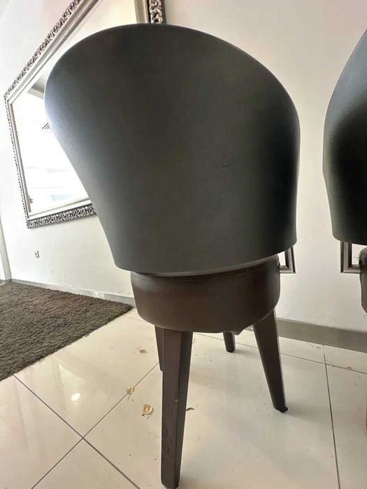 Par de Cadeiras de Design — Assento em Pele