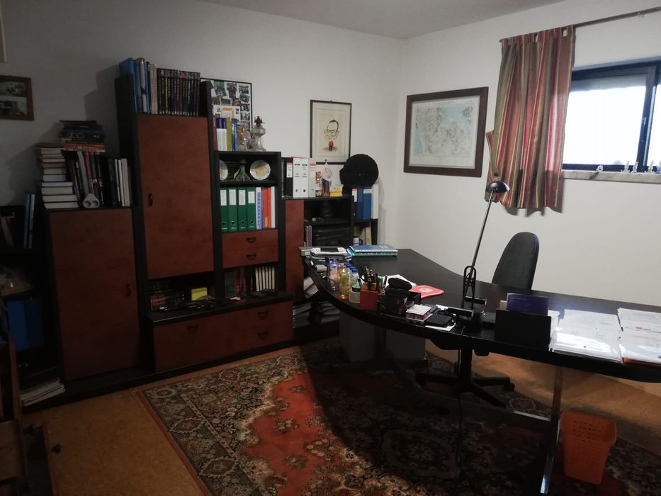 Conjunto escritório com mesa e modulo de moveis arquivo