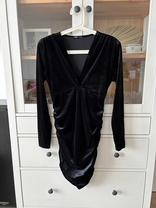 Welurowa sukienka mała czarna aksamitna elegancka mini klasyczna