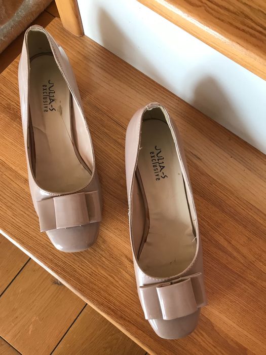 Buty lakierki. Na pomoc kotom bezdomnym.