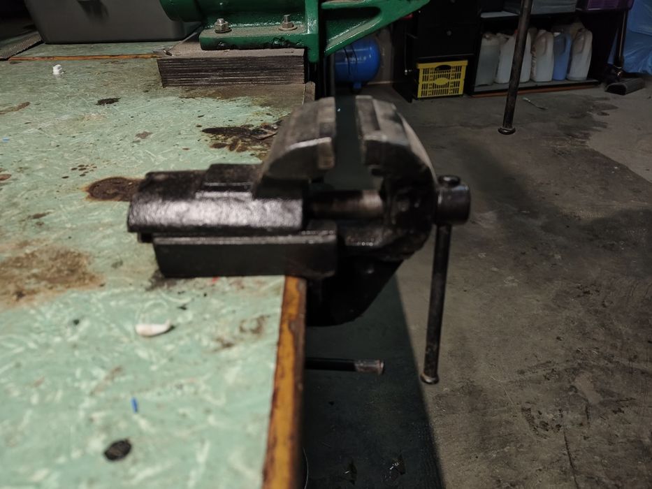 Małe imadełko przykręcane do blatu