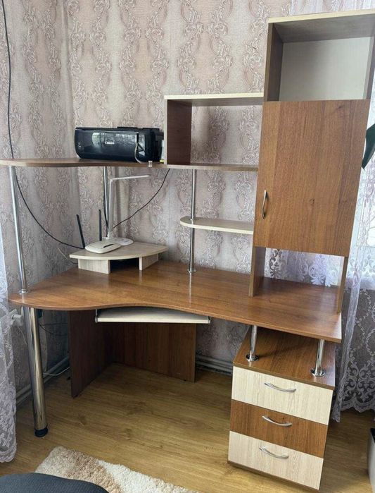Продам дуже місткий та зручний комп’ютерний стіл!