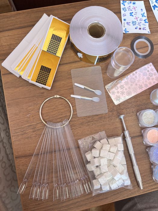 Nail Art: Adesivos, Pós Brilhantes e Acessórios