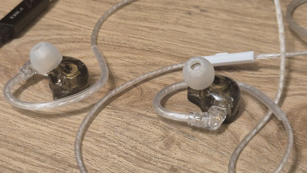 Słuchawki dokanałowe KZ ZS10 PRO X oraz wzmacniacz/DAC Fiio KA11