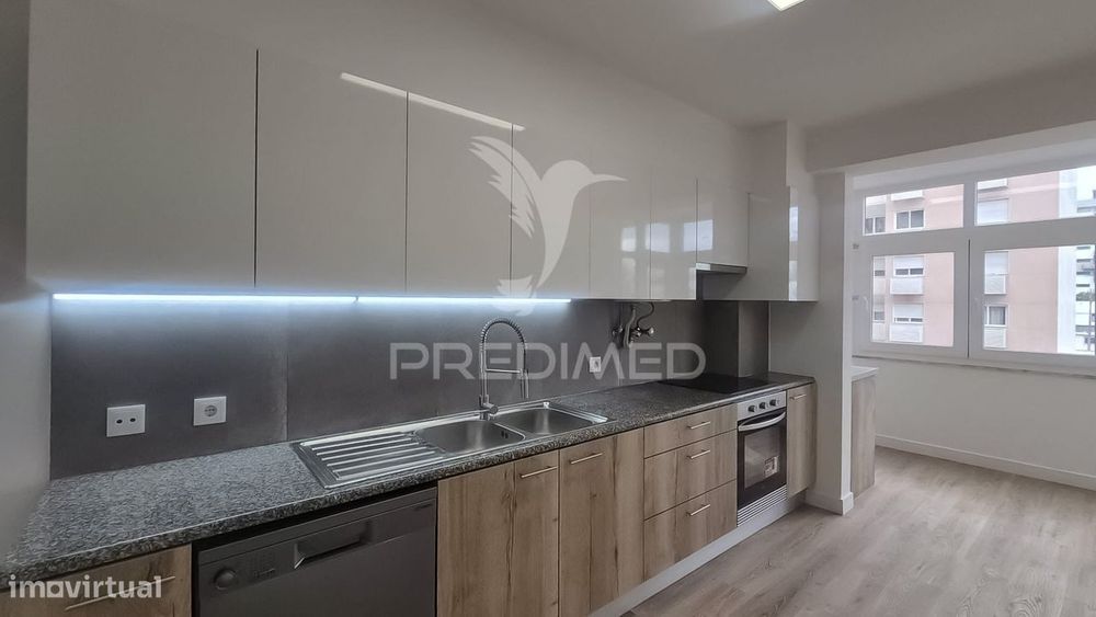 Apartamento T3 totalmente remodelado, situado na prestigiada Estrad...