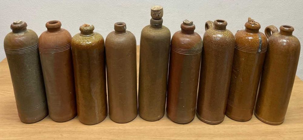 Garrafas antigas em grés