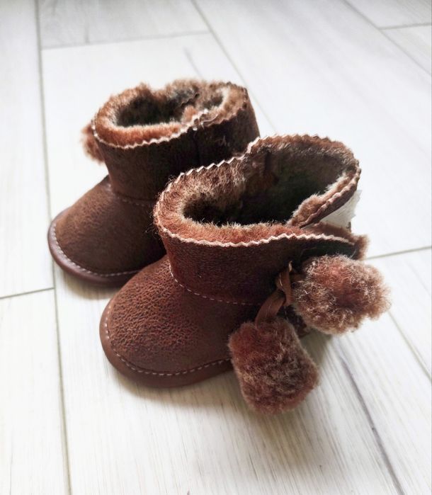 Nowe kapcie buciki niemowlęce 18/19