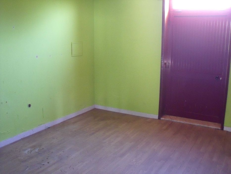 Loja/habitação c/ 123 m2, mais duas garagens "box" c/ 17m2 cada