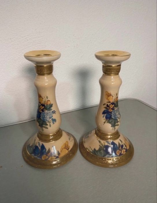 Conjunto de porcelana decorativa com detalhes dourados