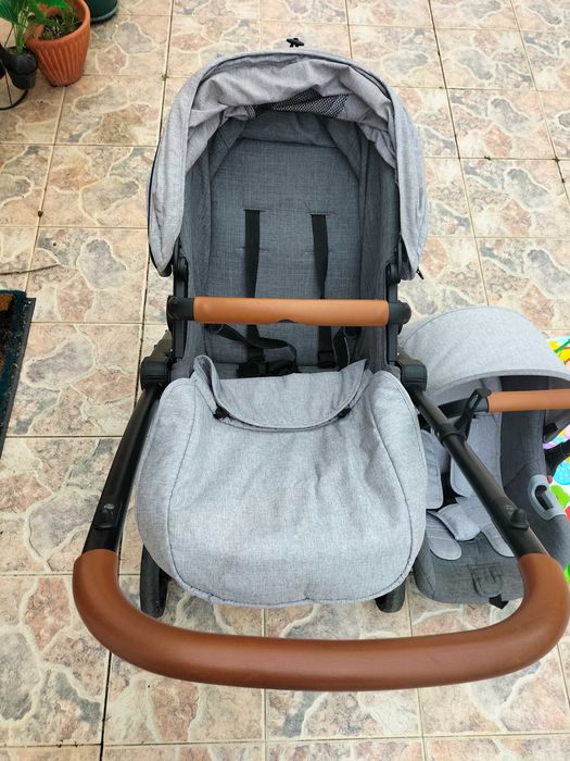 Carrinho praticamente novo, o ovinho está novo só foi usado durante uns meses. (Vendo por 130€ Valor Negociável).  Ofereço o tapate de actividades .